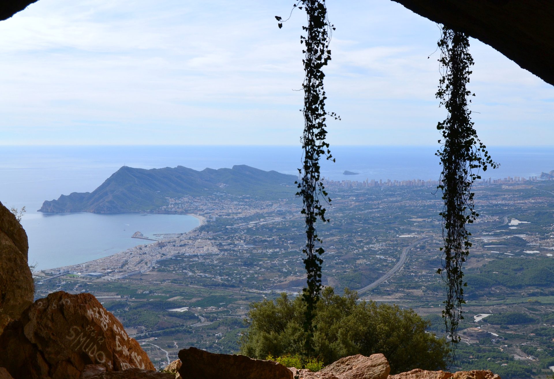 Vista del Mediterráneo desde el Forat de Bernia, costa de Altea, Alicante