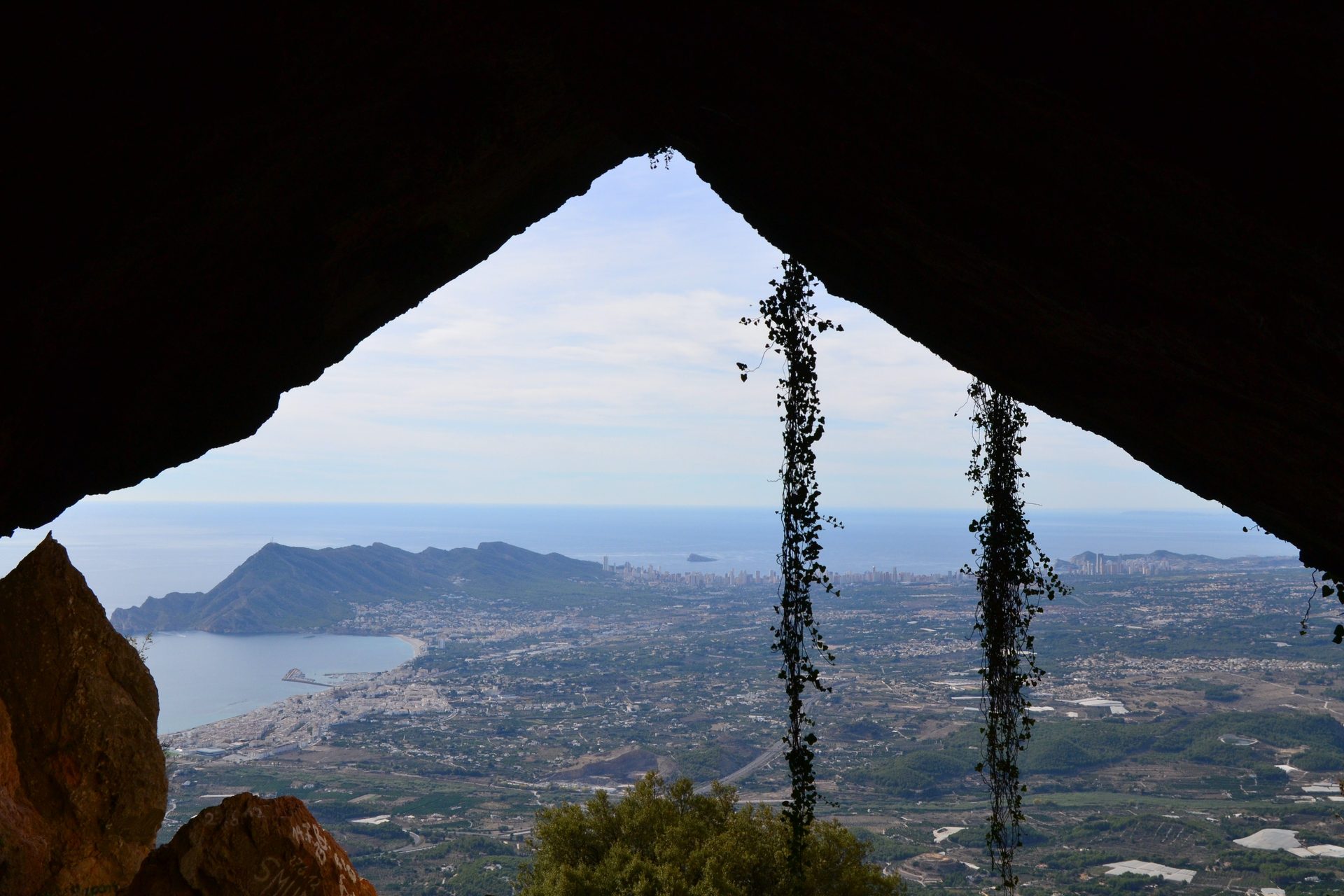 Terreno rocoso de la ruta circular del Forat de Bernia, Alicante