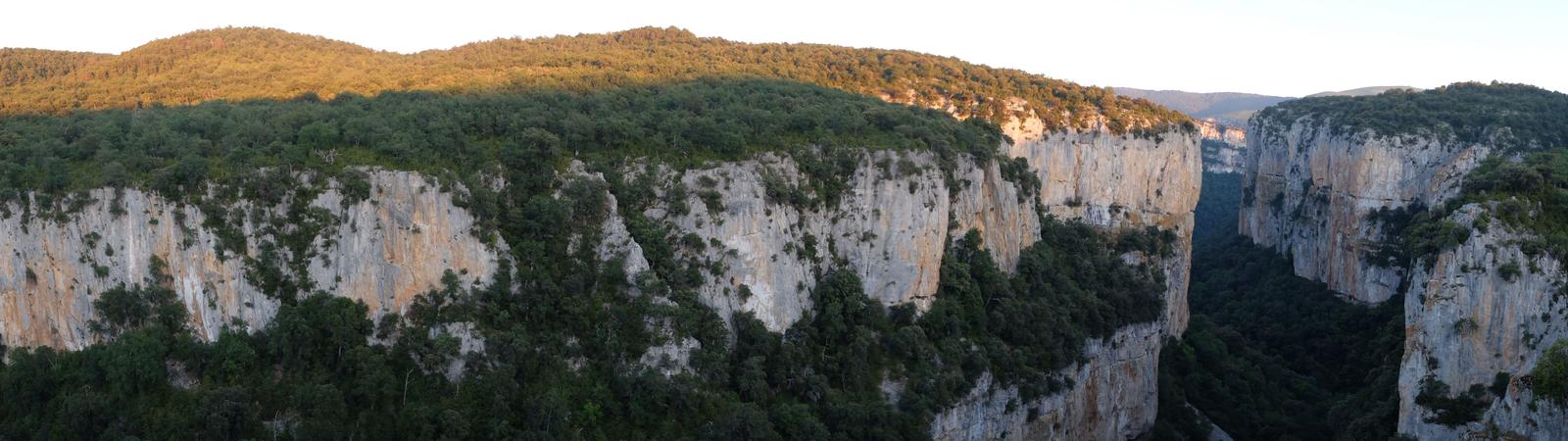 Panorama completo de la Foz de Arbayún desde el mirador de Iso, Navarra, con el río Salazar al fondo del cañón