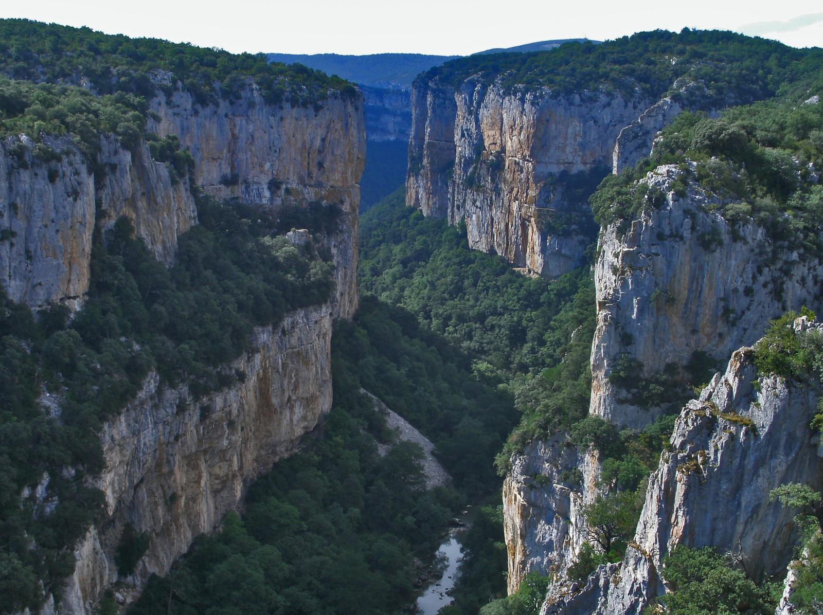 Vista lateral del cañón de la Foz de Arbayún con la Sierra de Leyre al fondo, Navarra