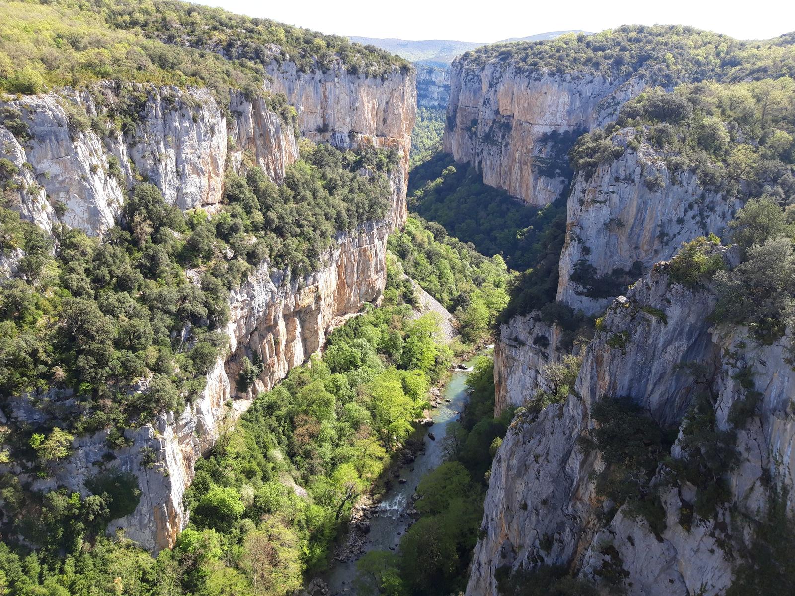 Interior de la Foz de Arbayún con las paredes verticales calizas del río Salazar, Navarra