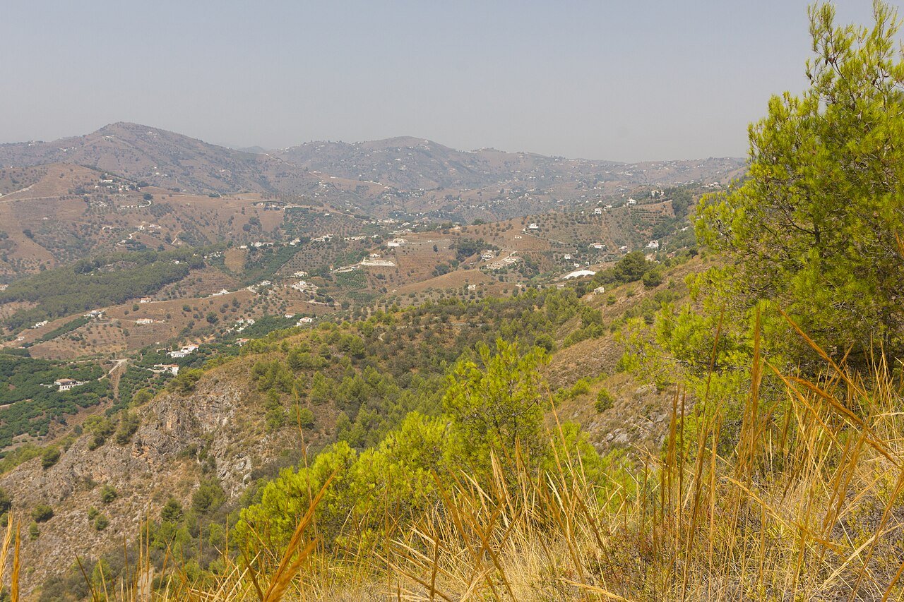 Frigiliana con las montañas de la Axarquía al fondo, Málaga