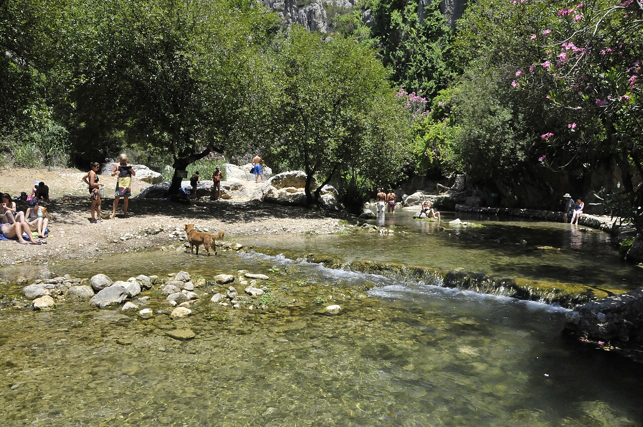 Cascada y poza natural en las Fuentes del Algar