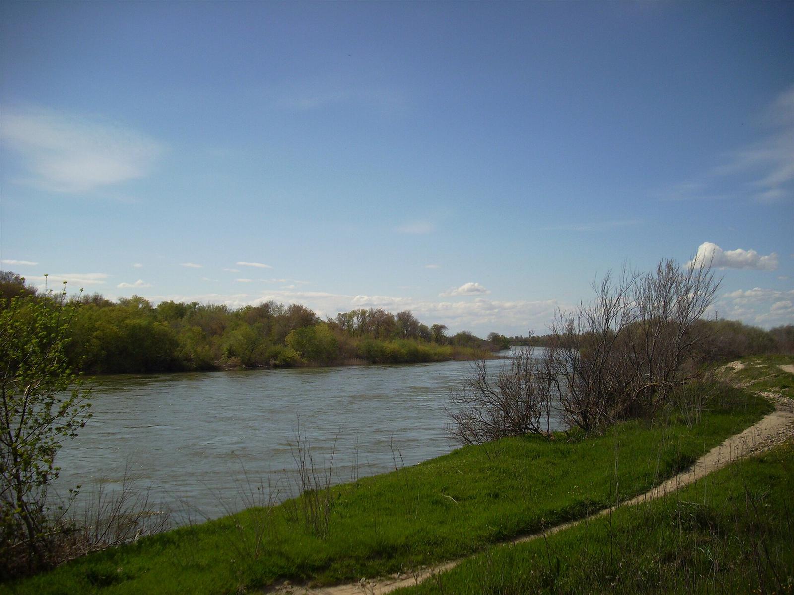 Río Ebro y bosque de ribera junto al Camino Natural del Ebro