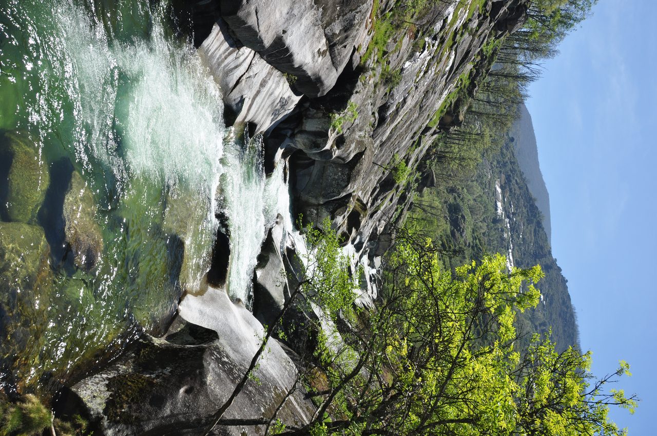 Sendero entre rocas de pizarra en la Garganta de los Infiernos, Valle del Jerte