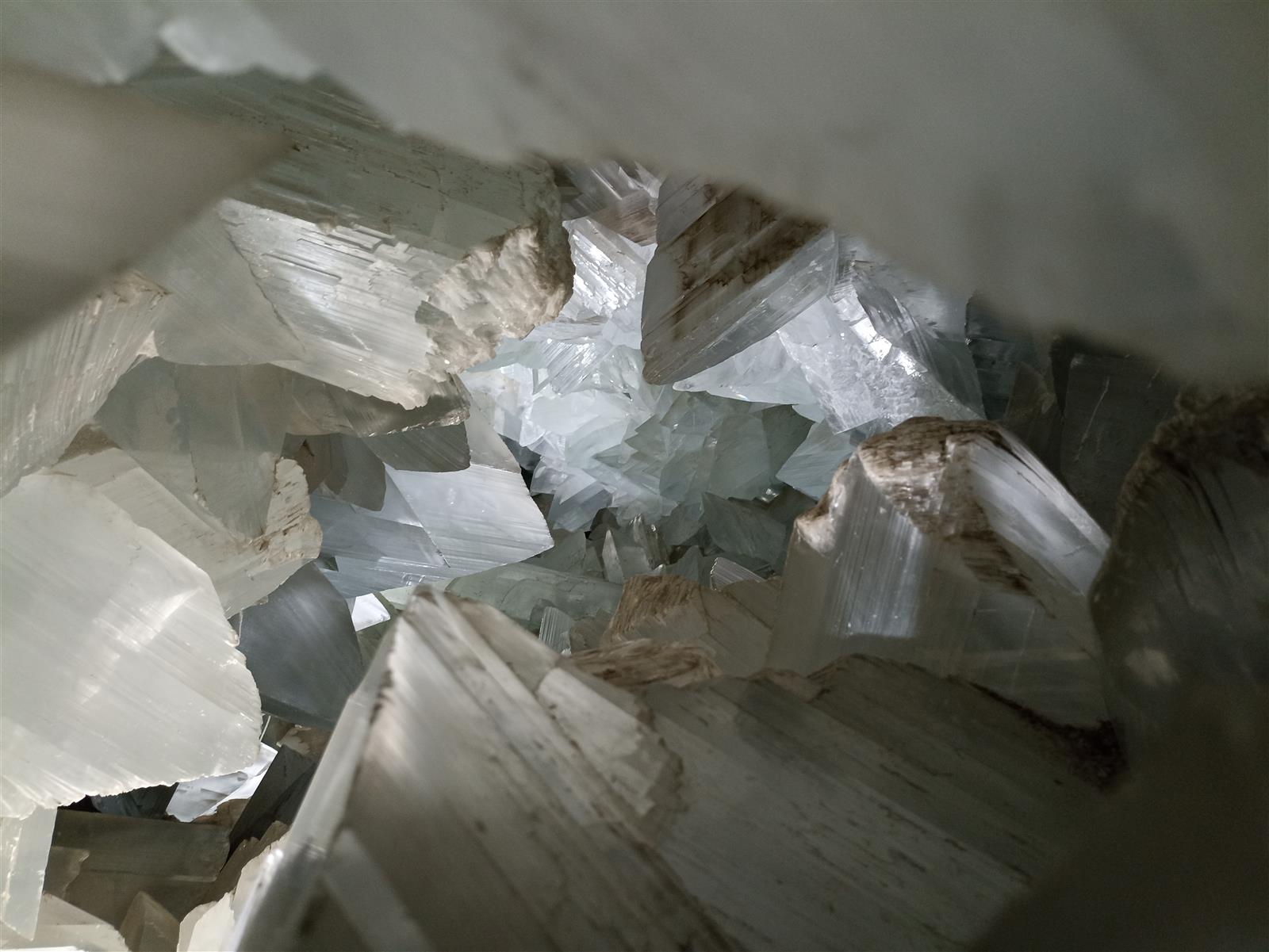 Primer plano de los cristales de selenita de la Geoda de Pulpí, de aspecto fibroso y color gris verdoso con reflejos metálicos