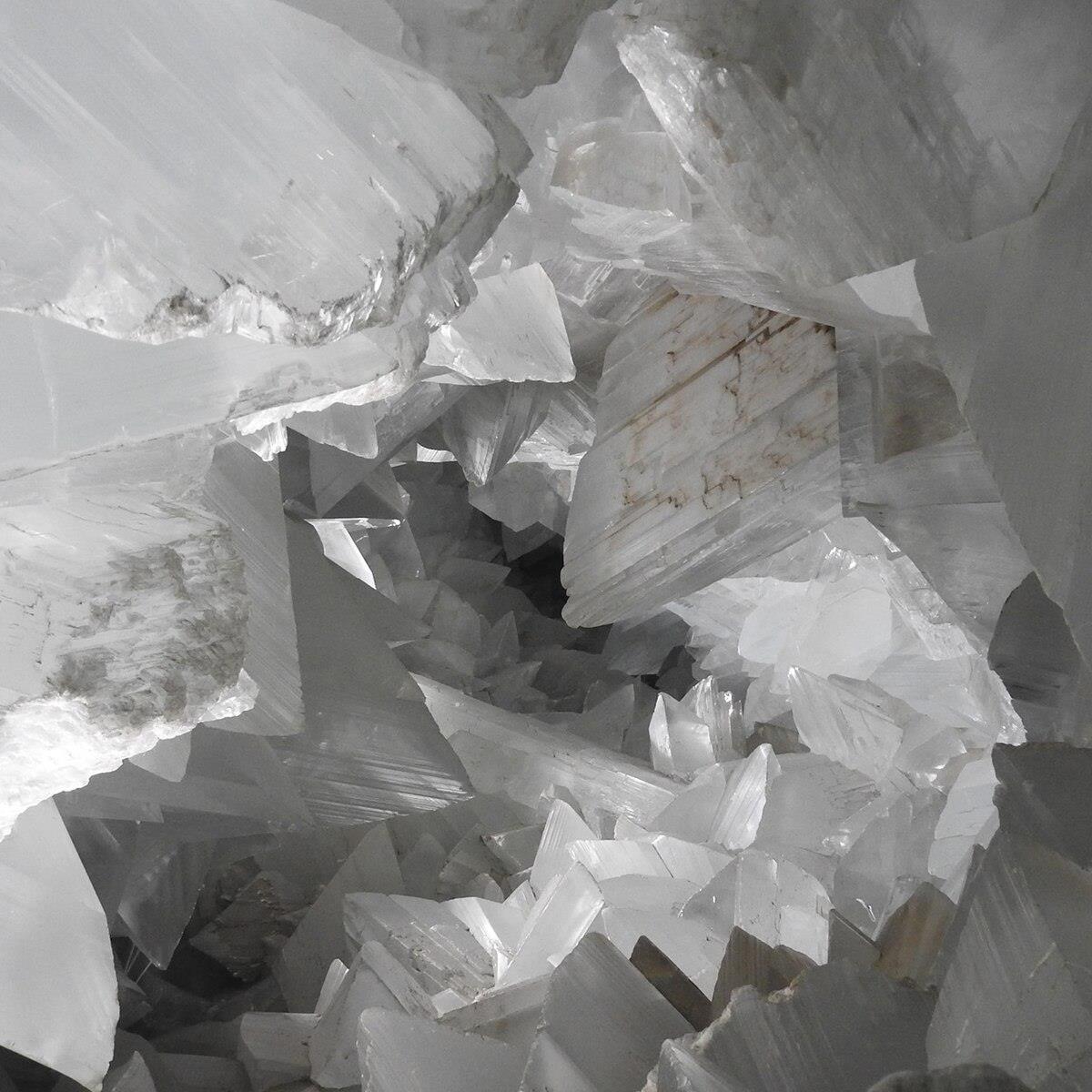 Cristales blancos de selenita de la Geoda de Pulpí vistos desde el interior de la cámara, con distintas texturas y ángulos de los prismas de yeso