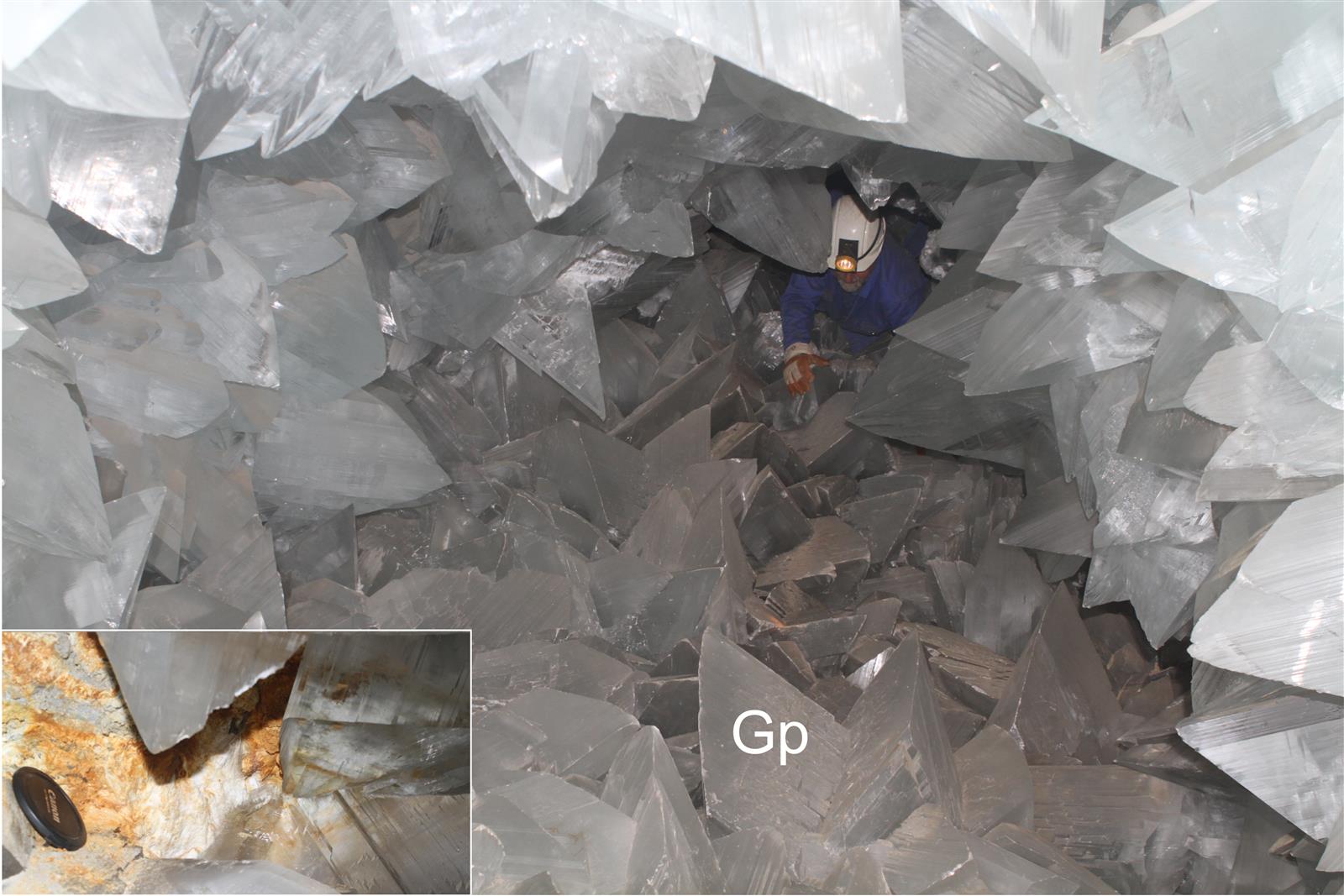 Interior de la Geoda de Pulpí con un investigador en casco rodeado de enormes cristales de selenita translúcidos, en la Mina Rica de Pulpí, Almería