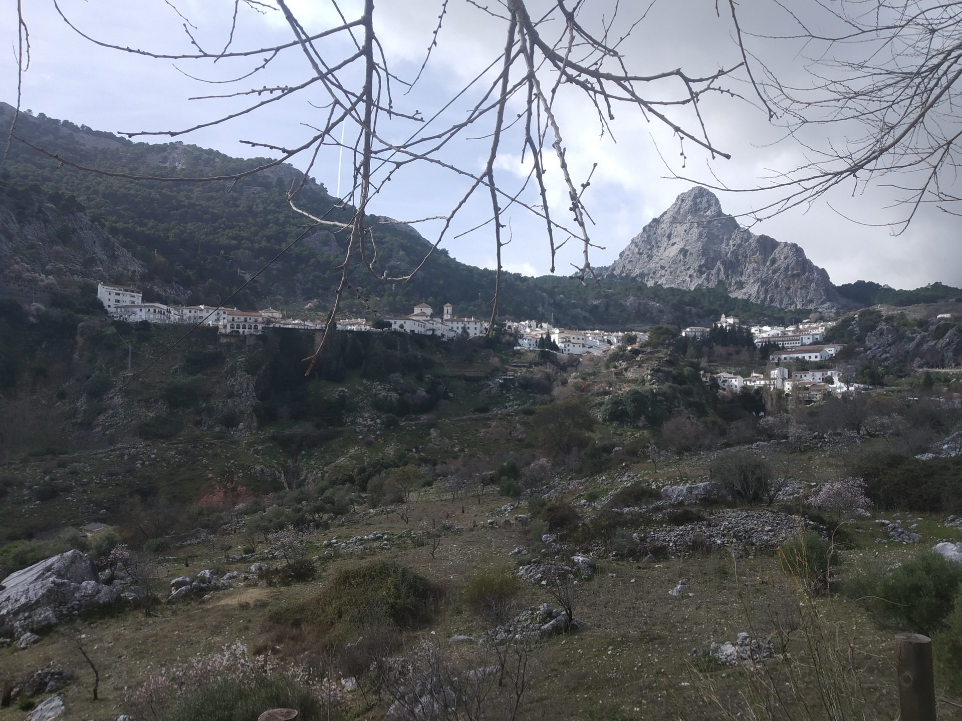 Grazalema visto desde el campo, pueblo blanco de Cádiz