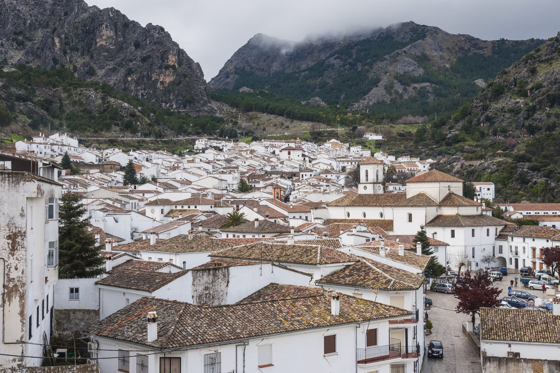 Vista del pueblo blanco de Grazalema entre las sierras de Cádiz
