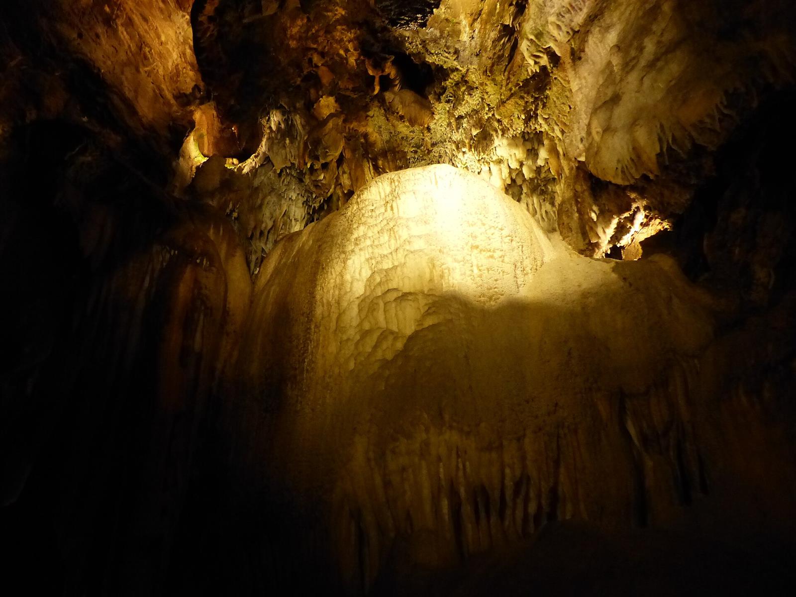 Galería interior de la Gruta de las Maravillas con estalactitas y estalagmitas, Aracena, Huelva