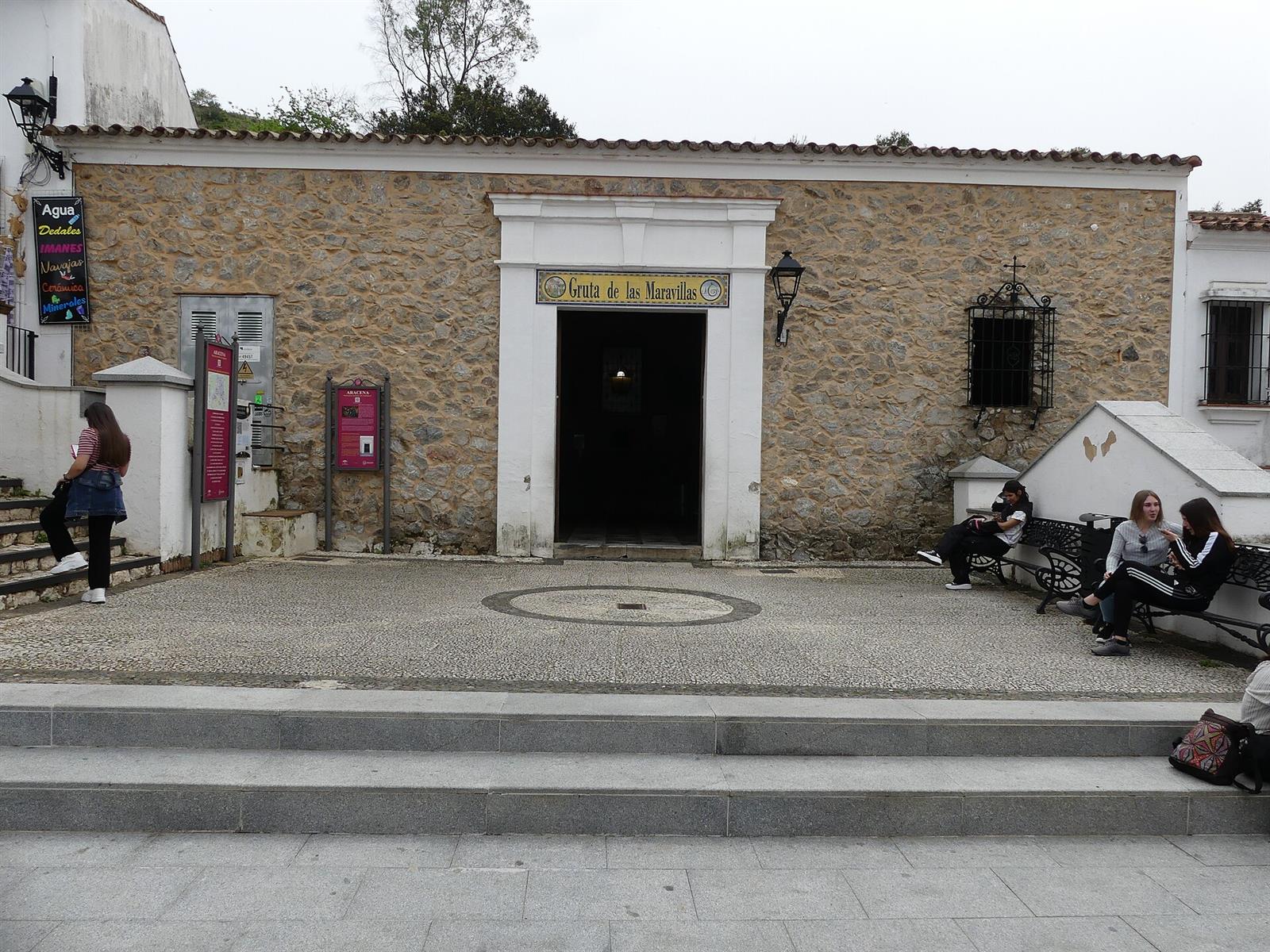 Entrada a la Gruta de las Maravillas en el casco urbano de Aracena, Huelva