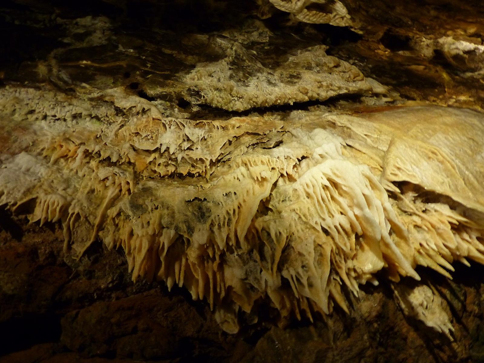 Interior de la Gruta de las Maravillas en Aracena, Huelva: salón subterráneo con formaciones geológicas iluminadas