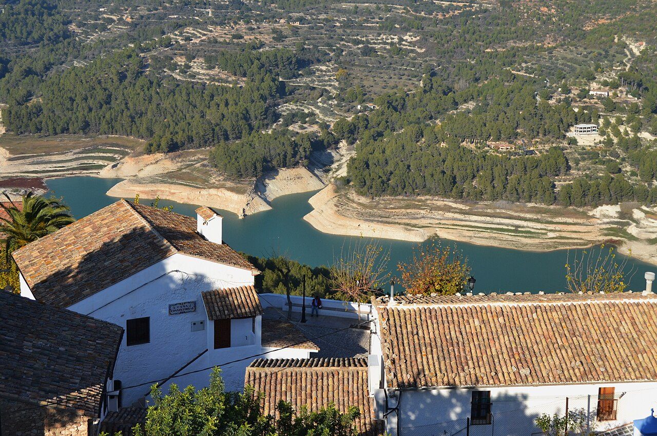 El Castell de Guadalest con el embalse turquesa al fondo