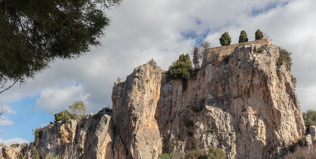 Castillo de Guadalest sobre la roca — vistas desde el pueblo medieval