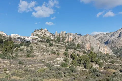 Pueblo de Guadalest sobre el embalse turquesa, Alicante