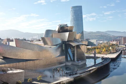 Museo Guggenheim Bilbao de Frank Gehry: el edificio de titanio que transformó la ciudad de Bilbao