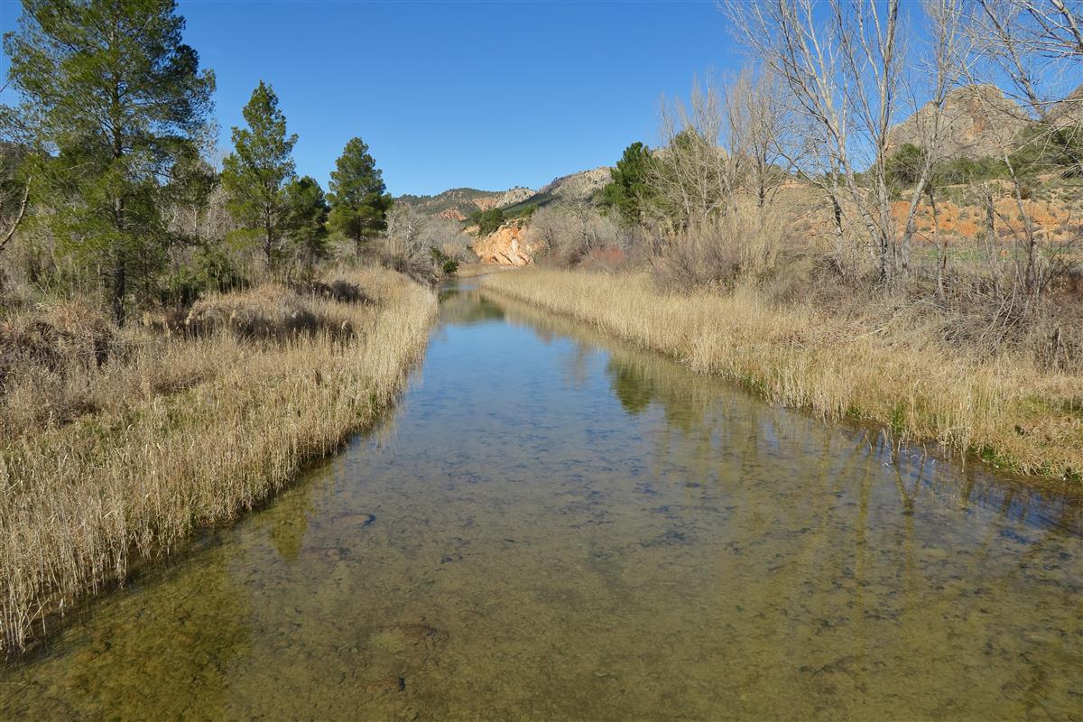 Río Cabriel junto a Casa del Pino en el interior del Parque Natural de las Hoces del Cabriel, Valencia