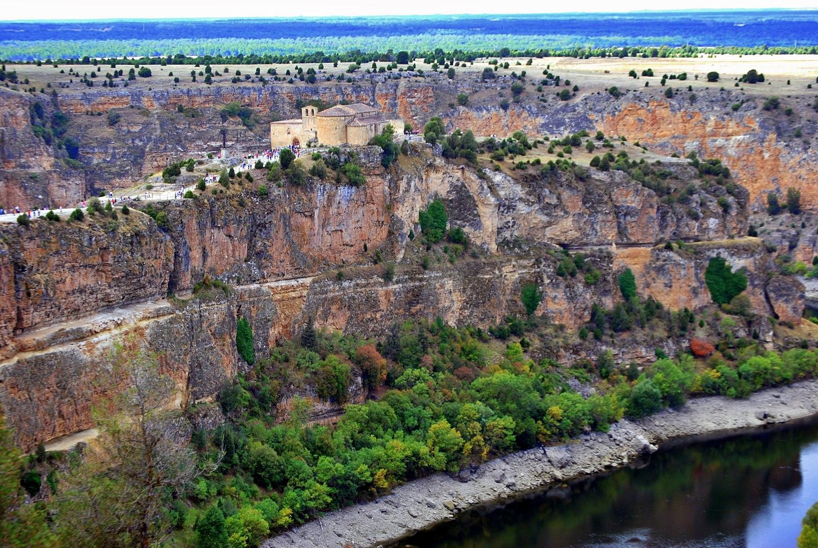 La ermita de San Frutos asomada al cortado, con el río al fondo