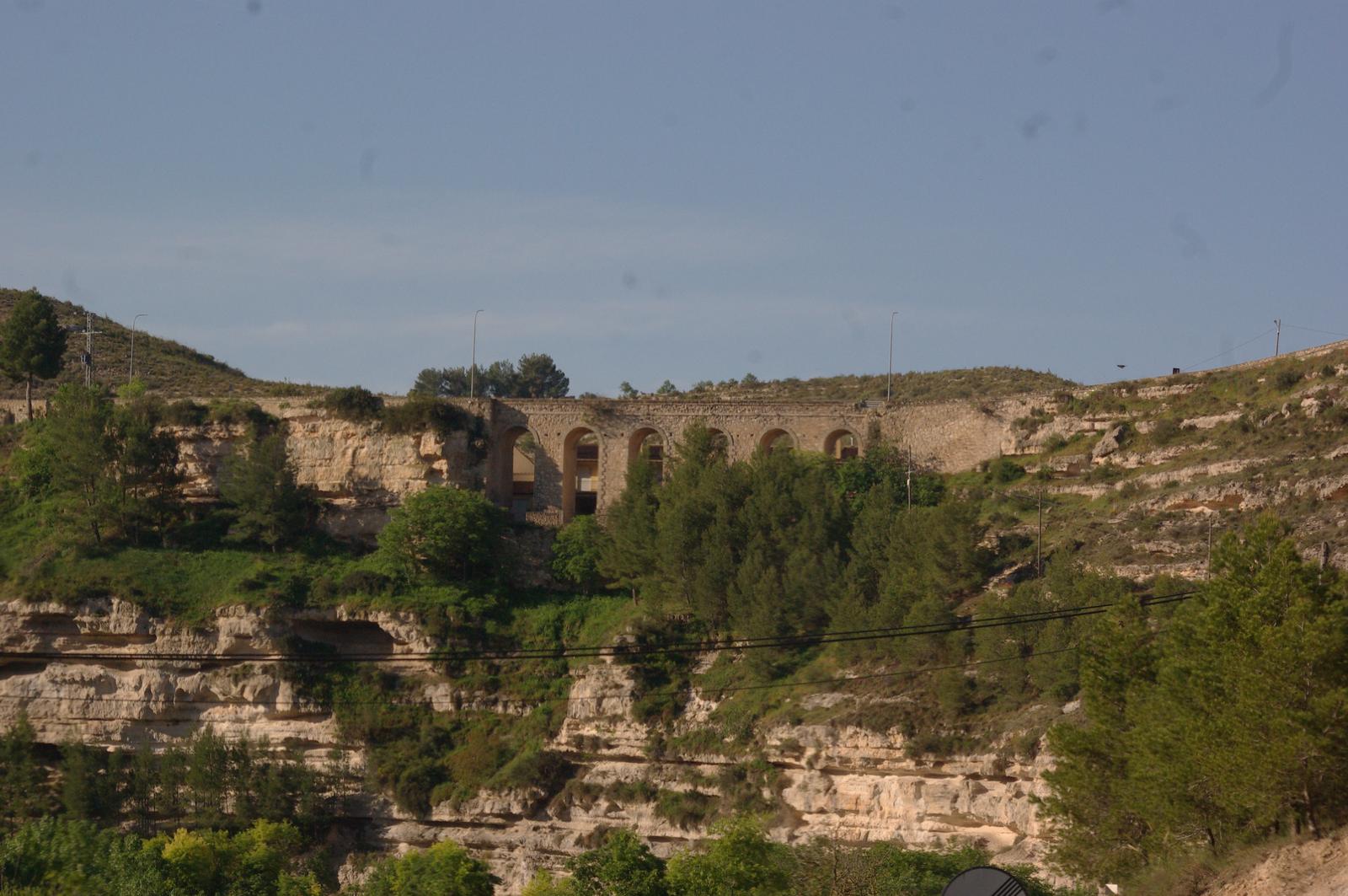 Antiguo acueducto y una de las entradas al pueblo de Jorquera