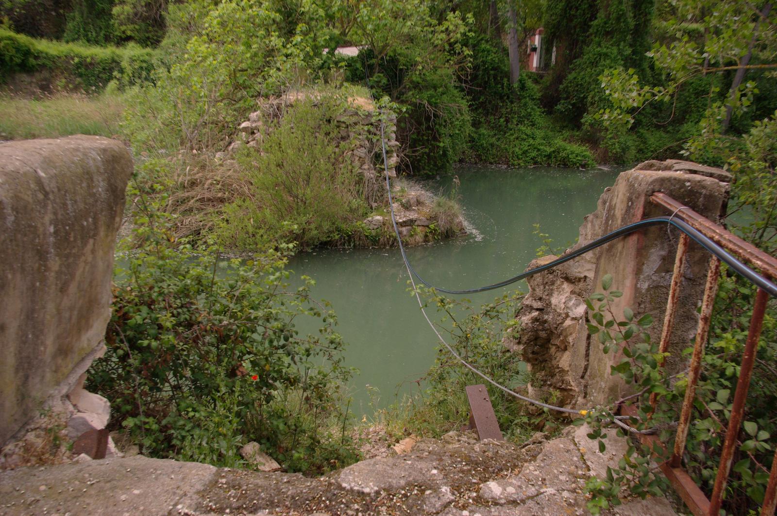 Río Júcar visto desde un puente en ruinas cerca de Jorquera