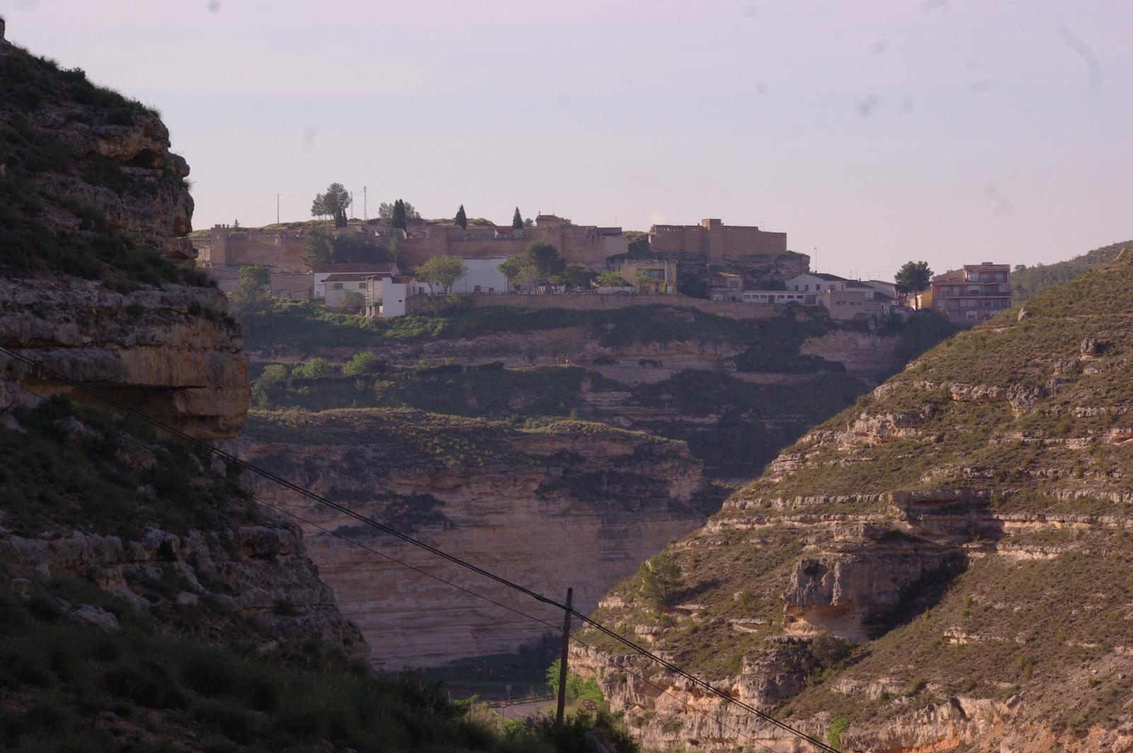 Jorquera sobre la hoz, vista desde la carretera de acceso