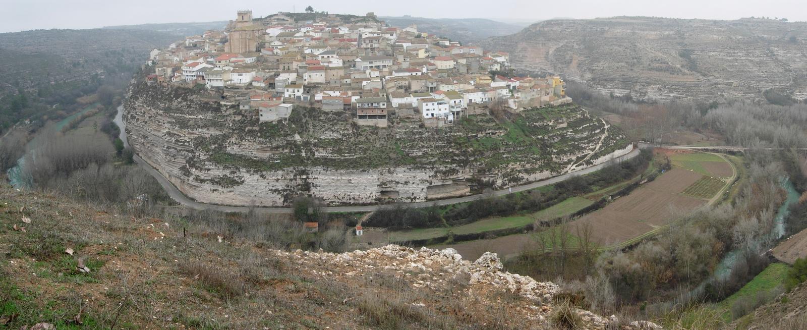 Vista panorámica de Jorquera sobre el meandro del río Júcar