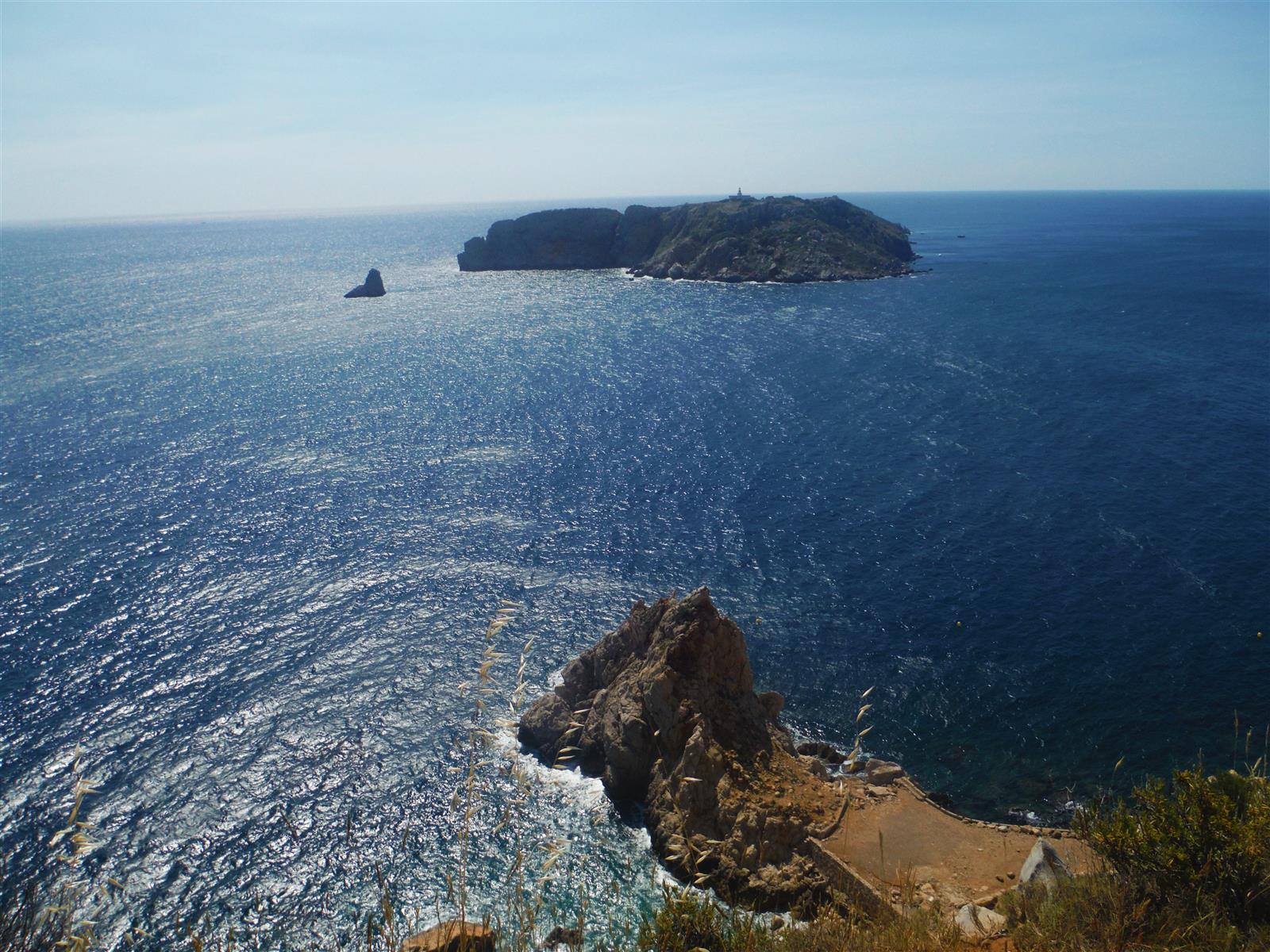 Costa rocosa de las Illes Medes vista desde un mirador con acantilados en primer plano y la isla principal al fondo en el horizonte azul