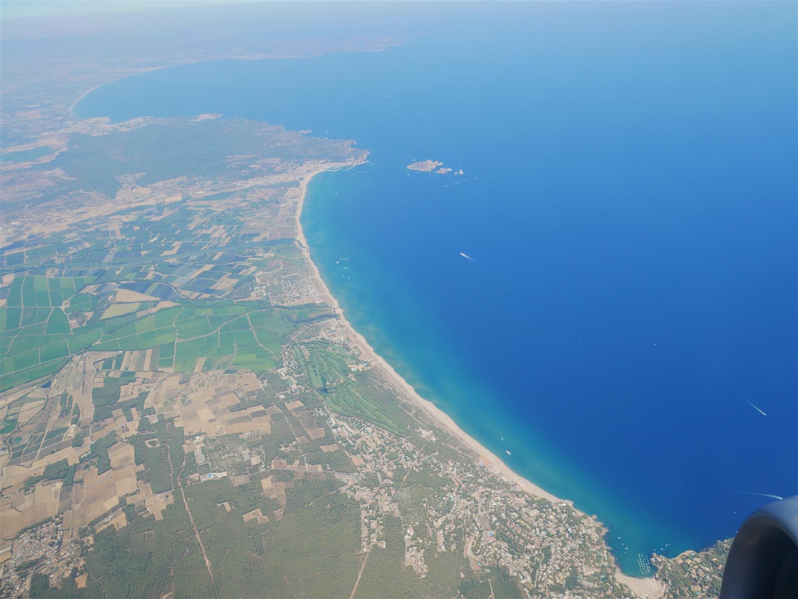 Vista aérea de L'Estartit, la playa larga y las Illes Medes al fondo: contexto geográfico del archipiélago y la costa del Baix Empordà