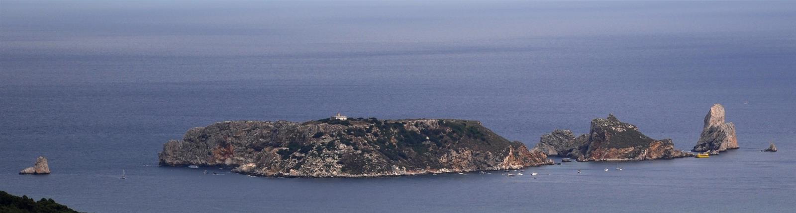 Vista panorámica de las Illes Medes desde tierra: isla principal con faro y farallones sobre el mar azul de la Costa Brava, Girona