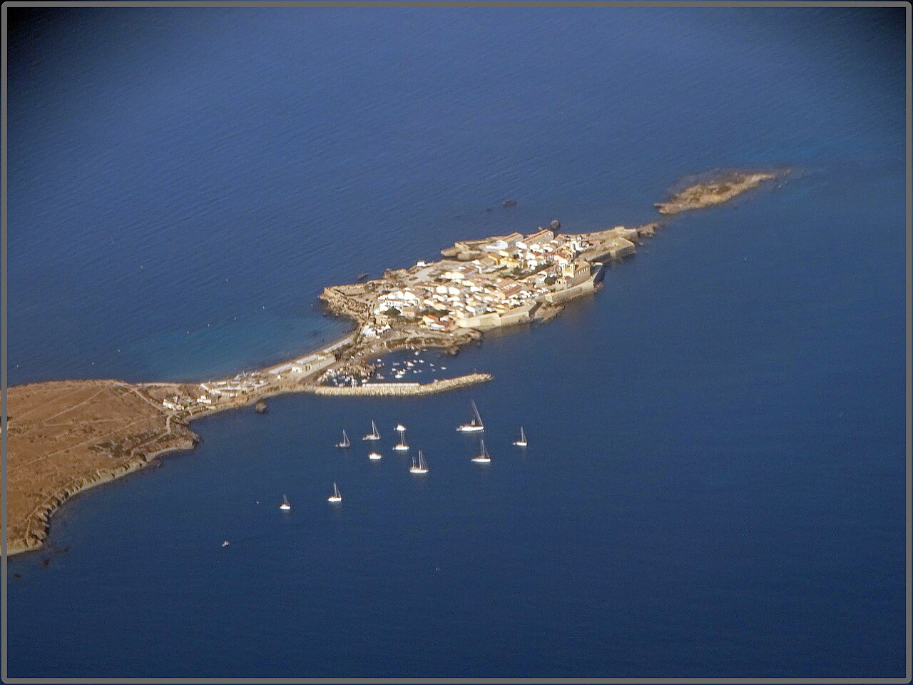 Aguas cristalinas de la Isla de Tabarca, reserva marina de Alicante