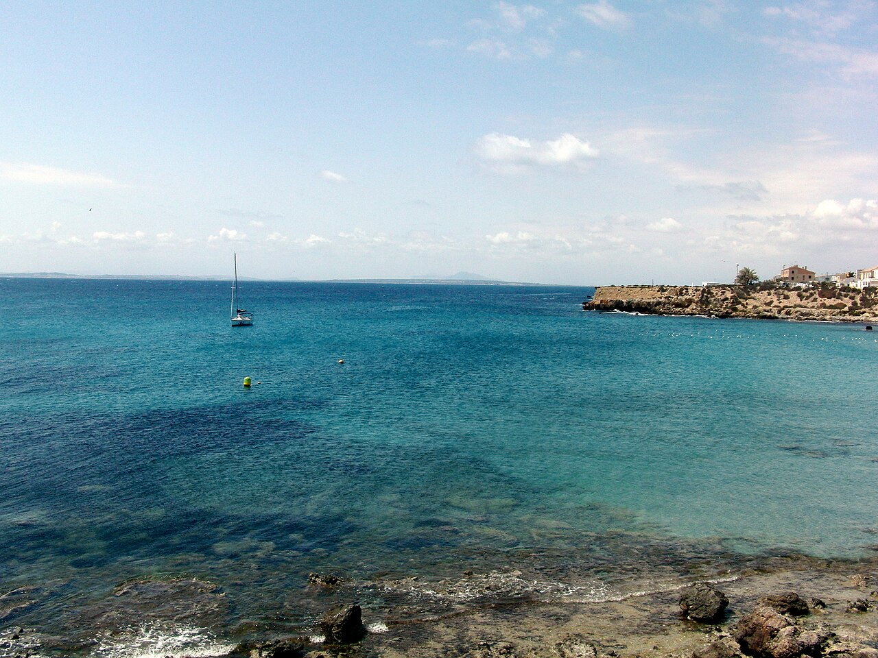 Costa rocosa de la Isla de Tabarca con el mar Mediterráneo