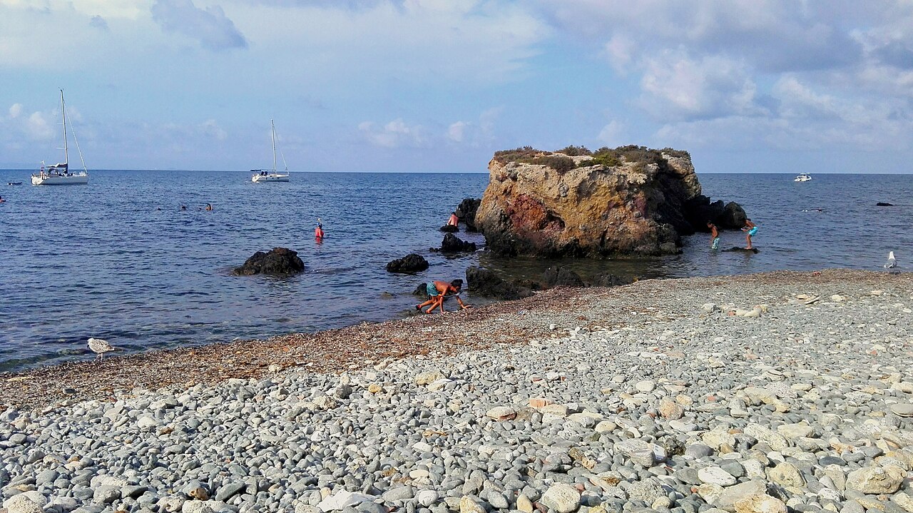 Islote y aguas turquesas en la playa de Tabarca, Alicante
