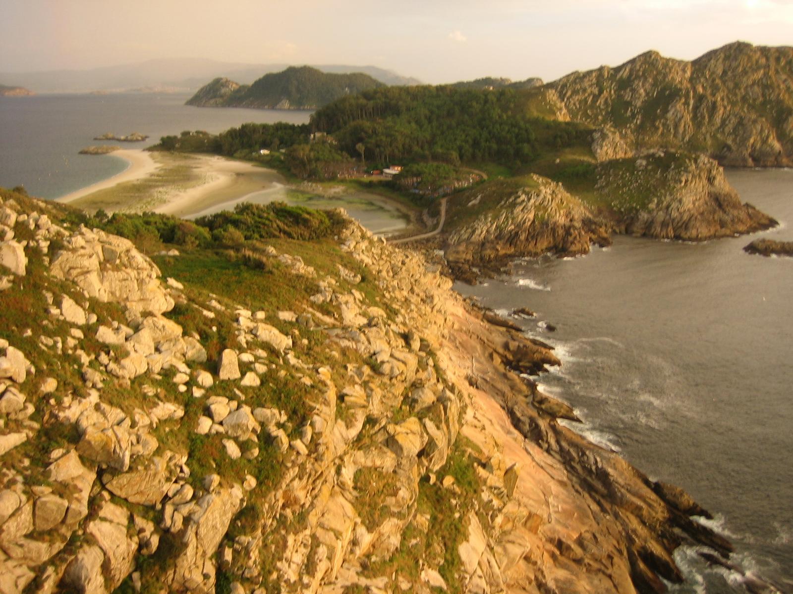Vista elevada de la Playa de Rodas desde el monte norte de la isla