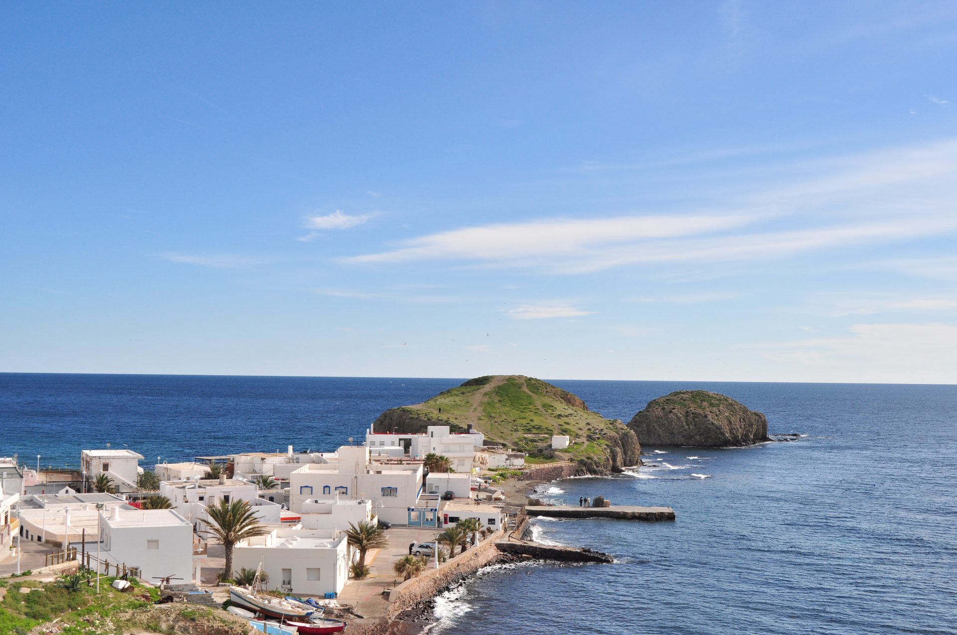 Cala de aguas cristalinas junto a La Isleta del Moro, Almería