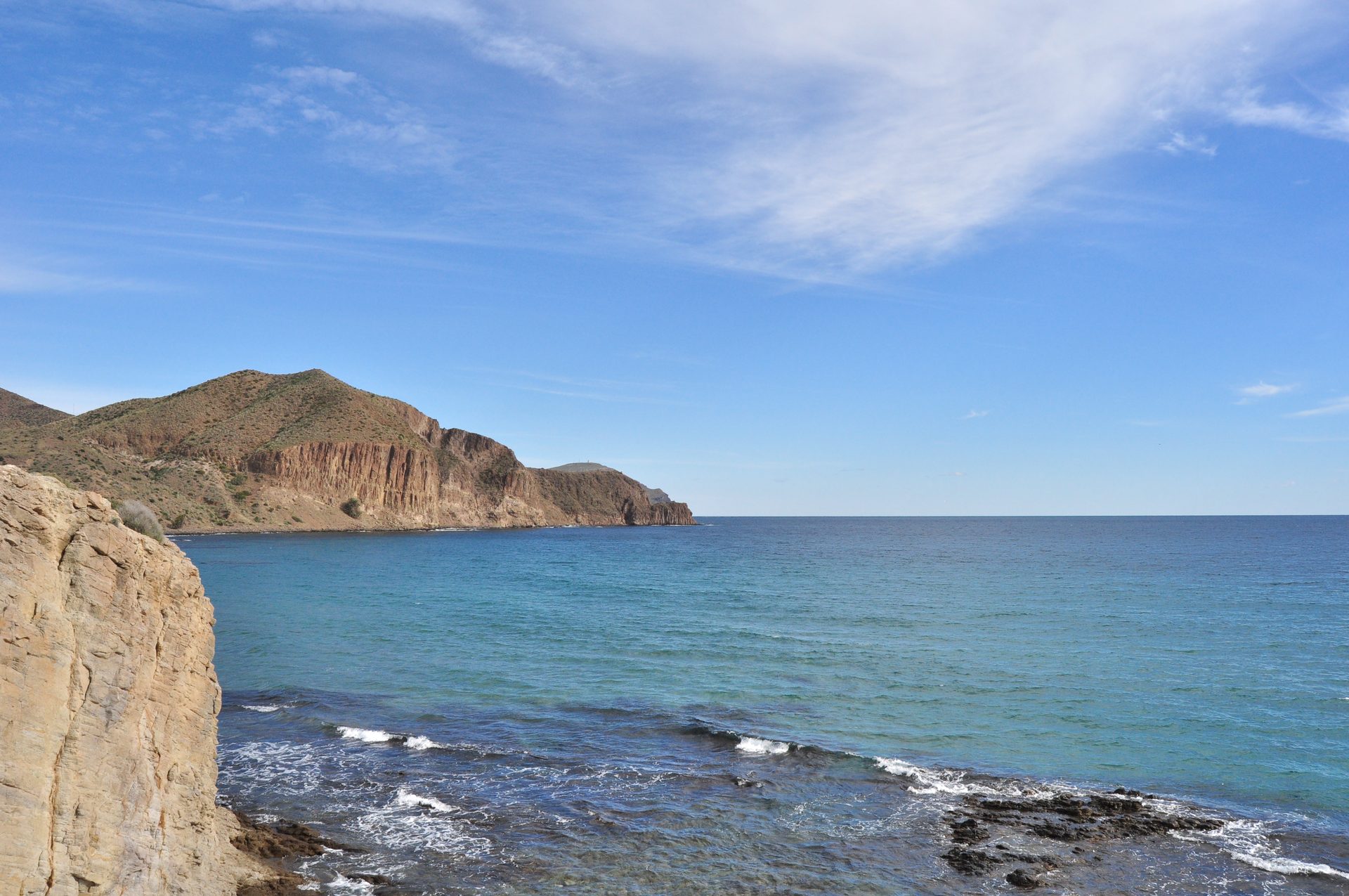 Paisaje costero de La Isleta del Moro con el Parque Natural de Cabo de Gata
