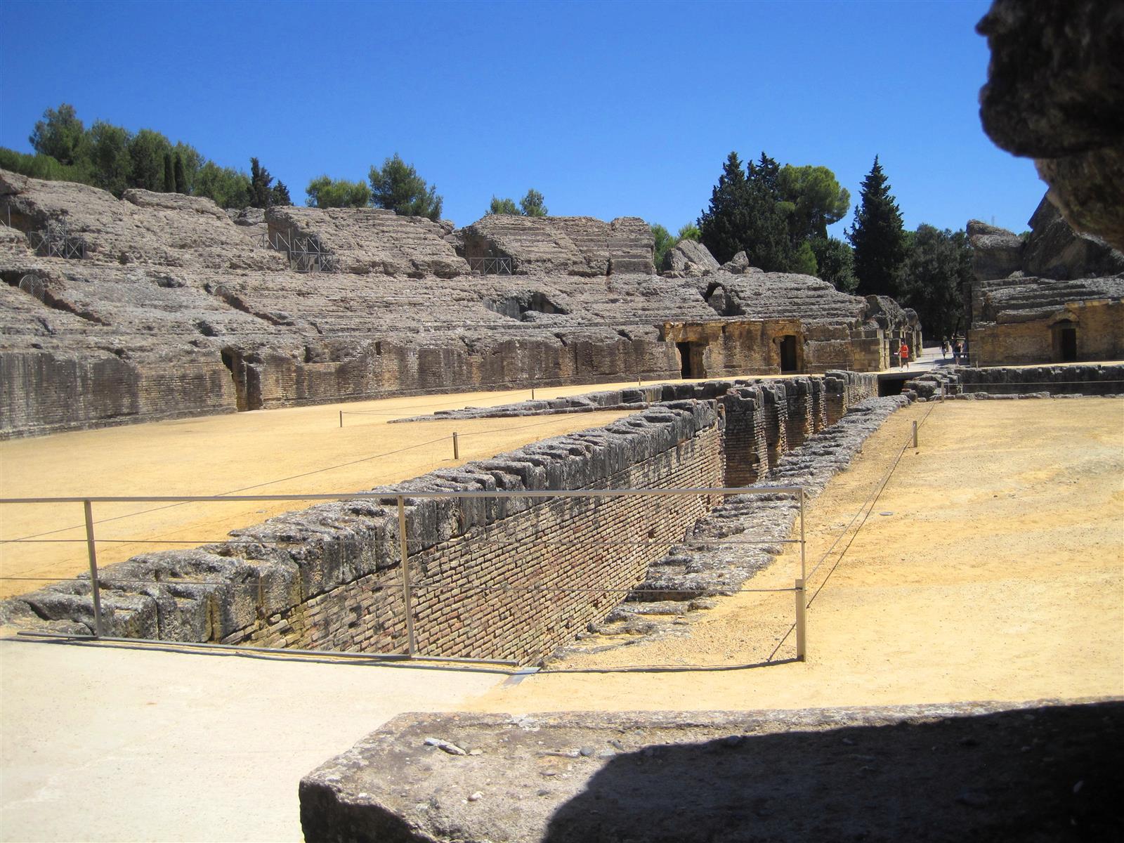 Interior del anfiteatro de Itálica con las galerías subterráneas y el graderío, Santiponce, Sevilla