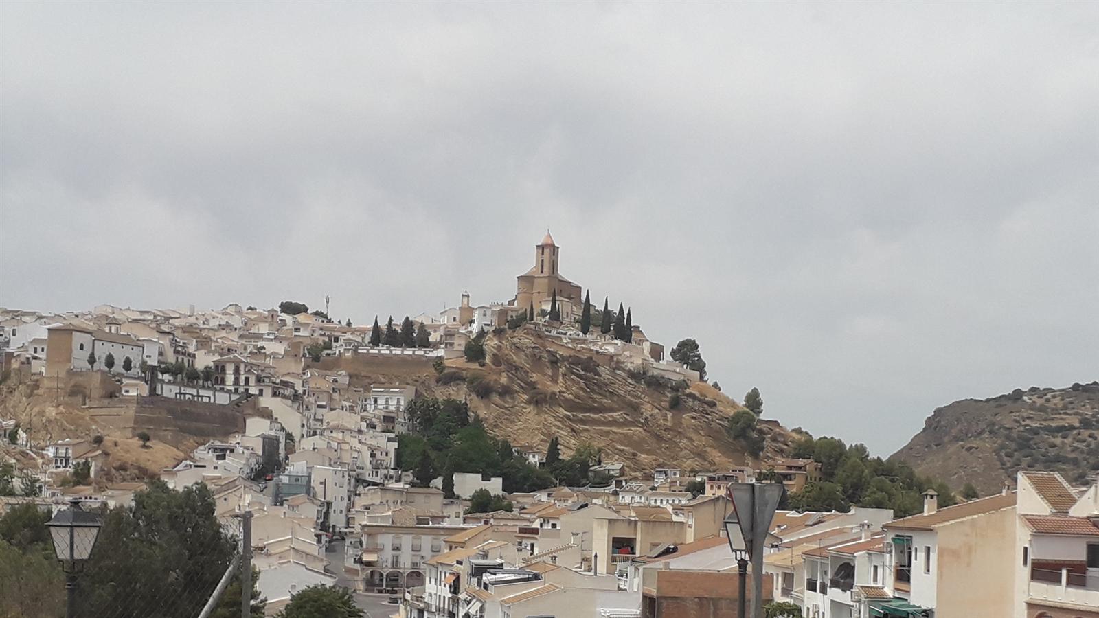Vista de Iznájar con la iglesia de Santiago sobre el cerro