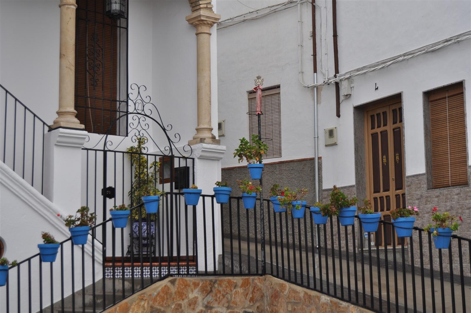 Calle típica con macetas en el casco antiguo de Iznájar