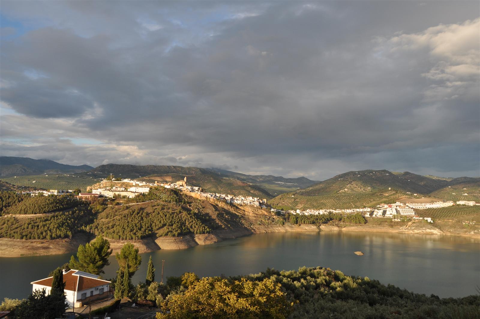 Pueblo blanco de Iznájar sobre el embalse al atardecer, Córdoba