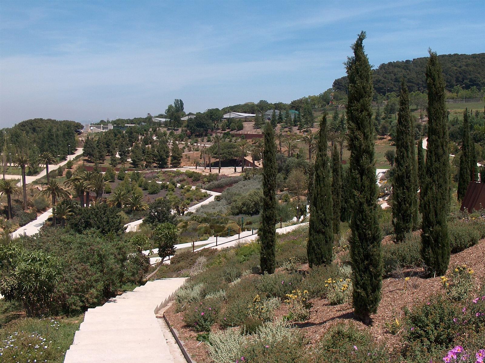 Recorrido en anfiteatro con cipreses y vistas al valle del Llobregat