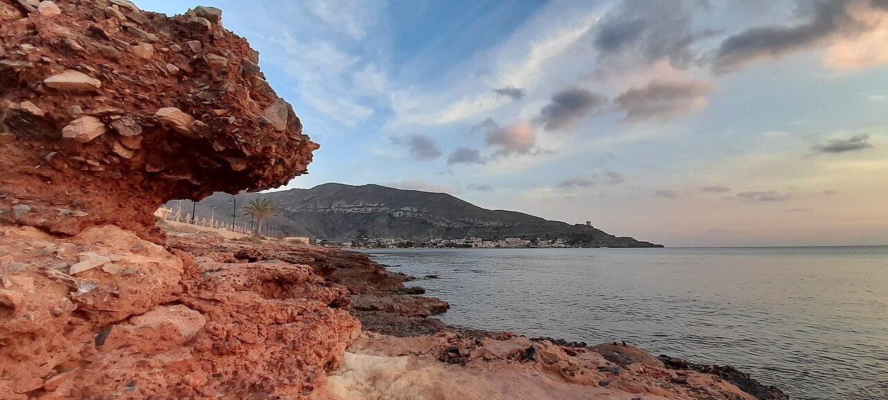 Vistas de la punta de La Azohía con la Torre de Santa Elena desde el mar, Cartagena, Murcia