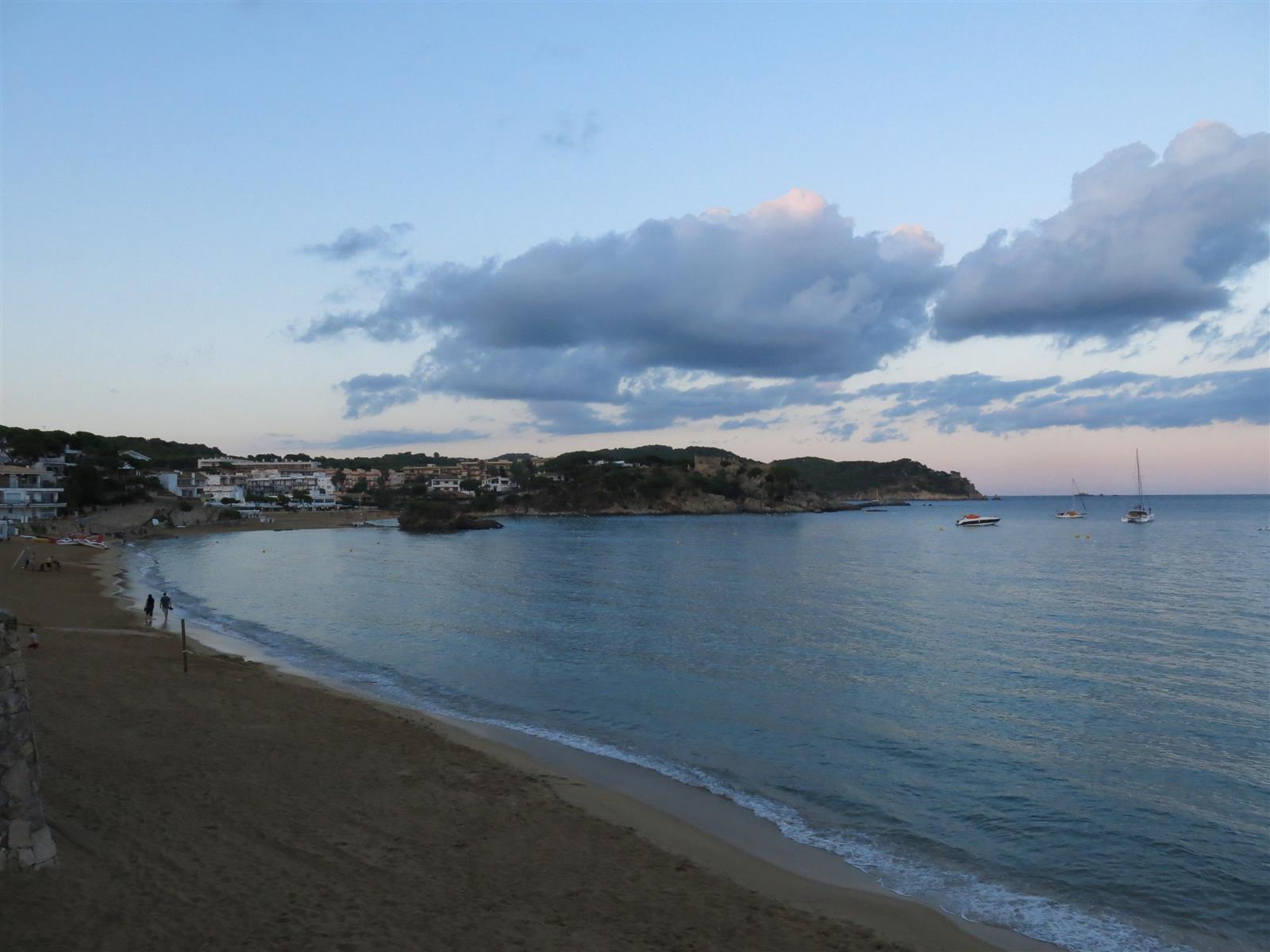 Atardecer sobre la bahía de La Fosca con veleros fondeados y la punta de Castell al fondo, Costa Brava