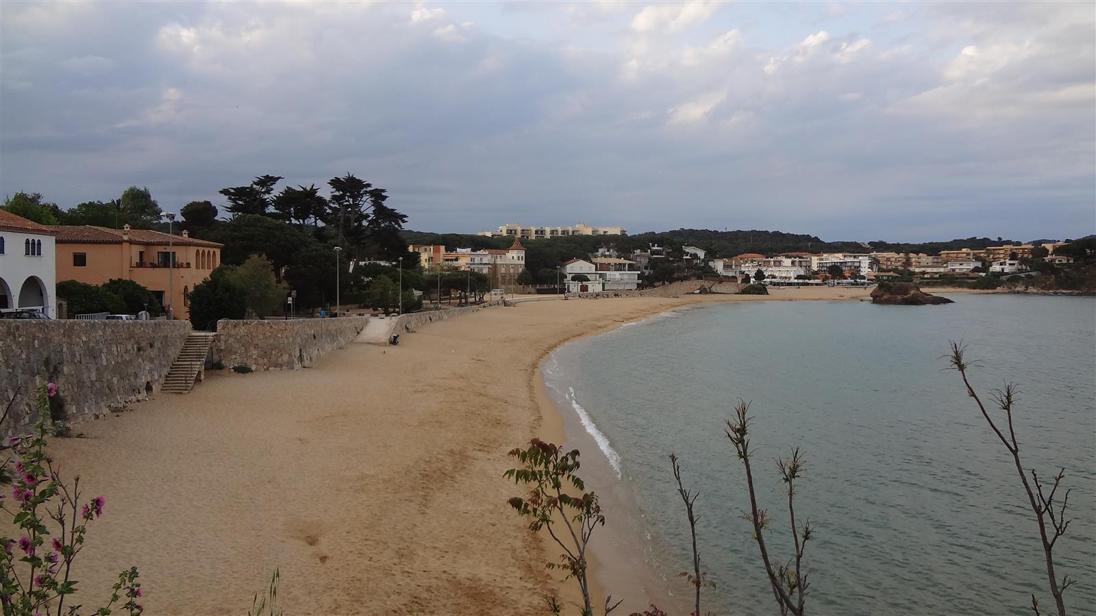 Vista de la bahía de La Fosca con la playa de arena fina y el pueblo de Palamós al fondo, Costa Brava