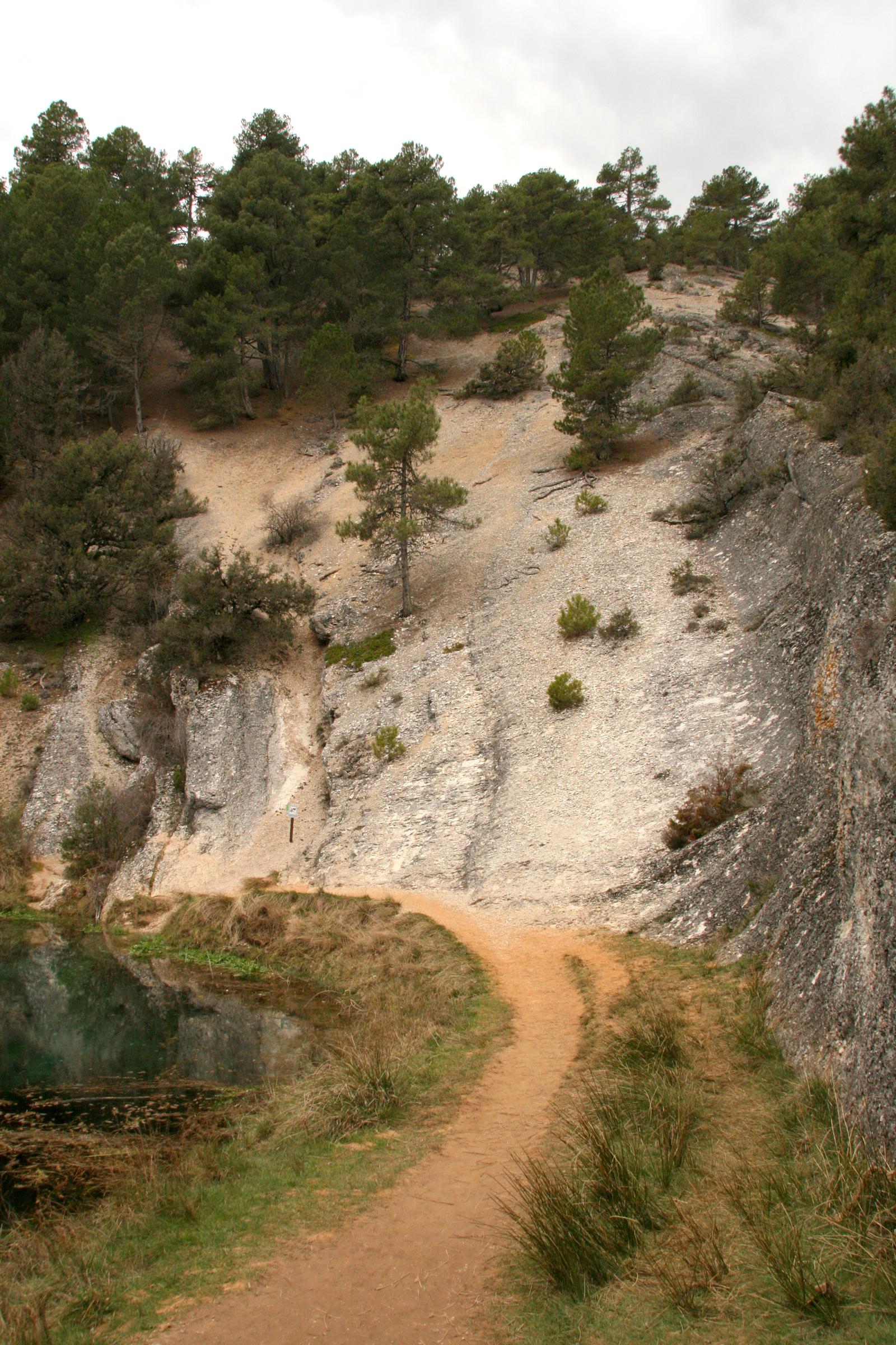 Vista de la poza y el sendero de acceso