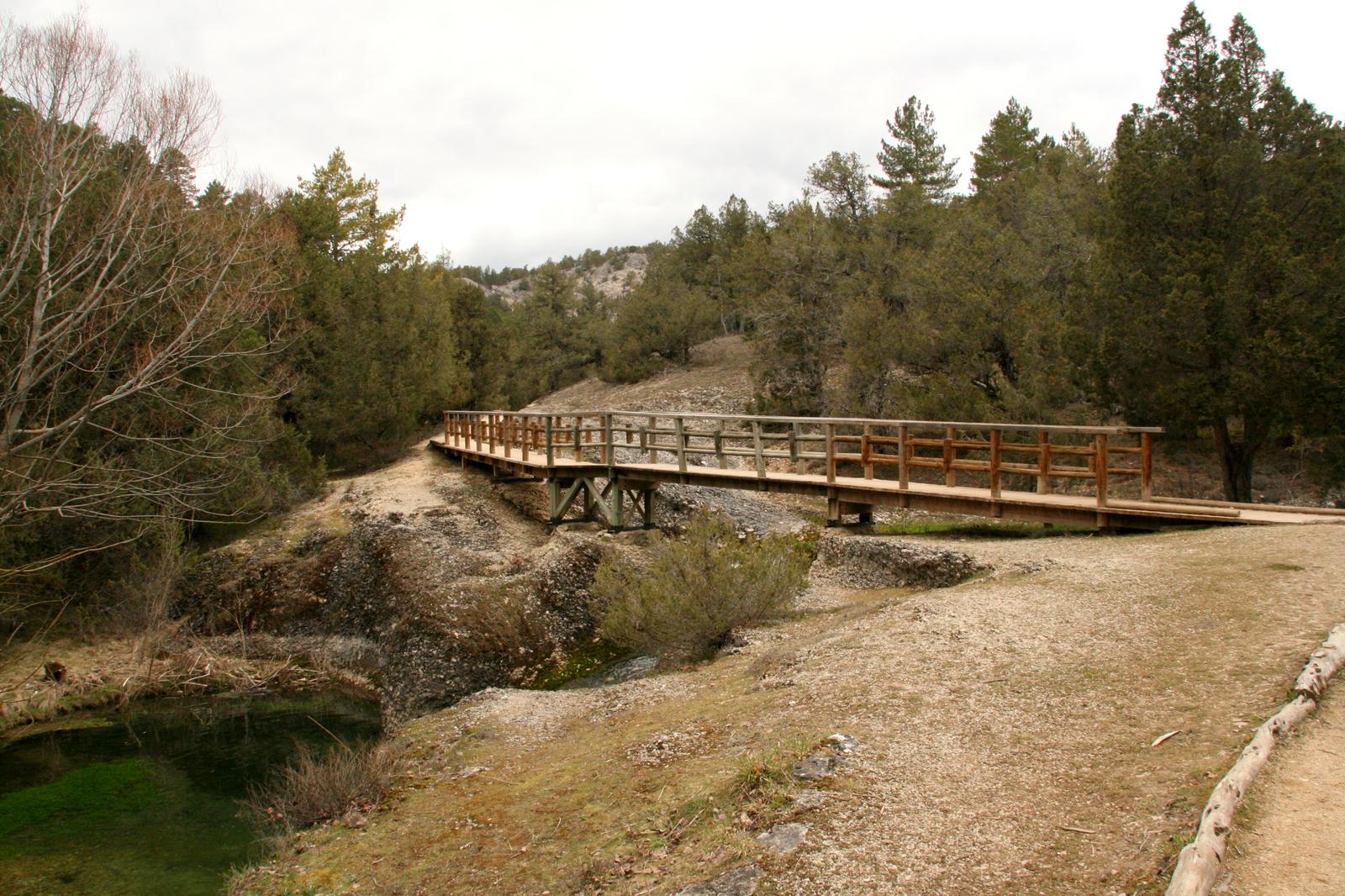 Pasarela de madera accesible sobre el río Abión