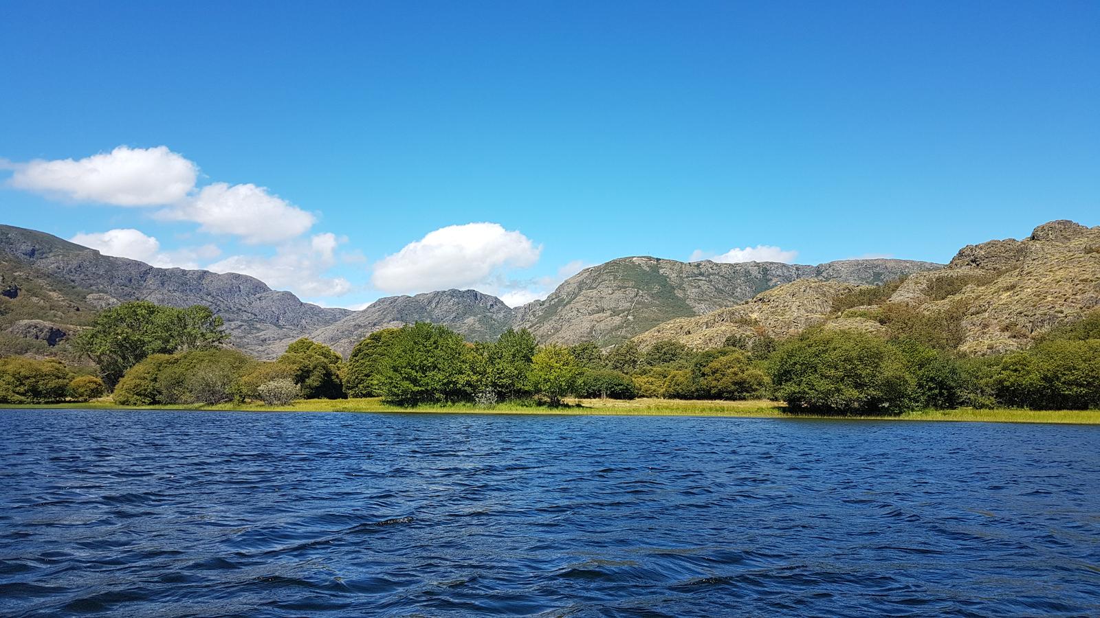 Orilla del lago cerca de Ribadelago
