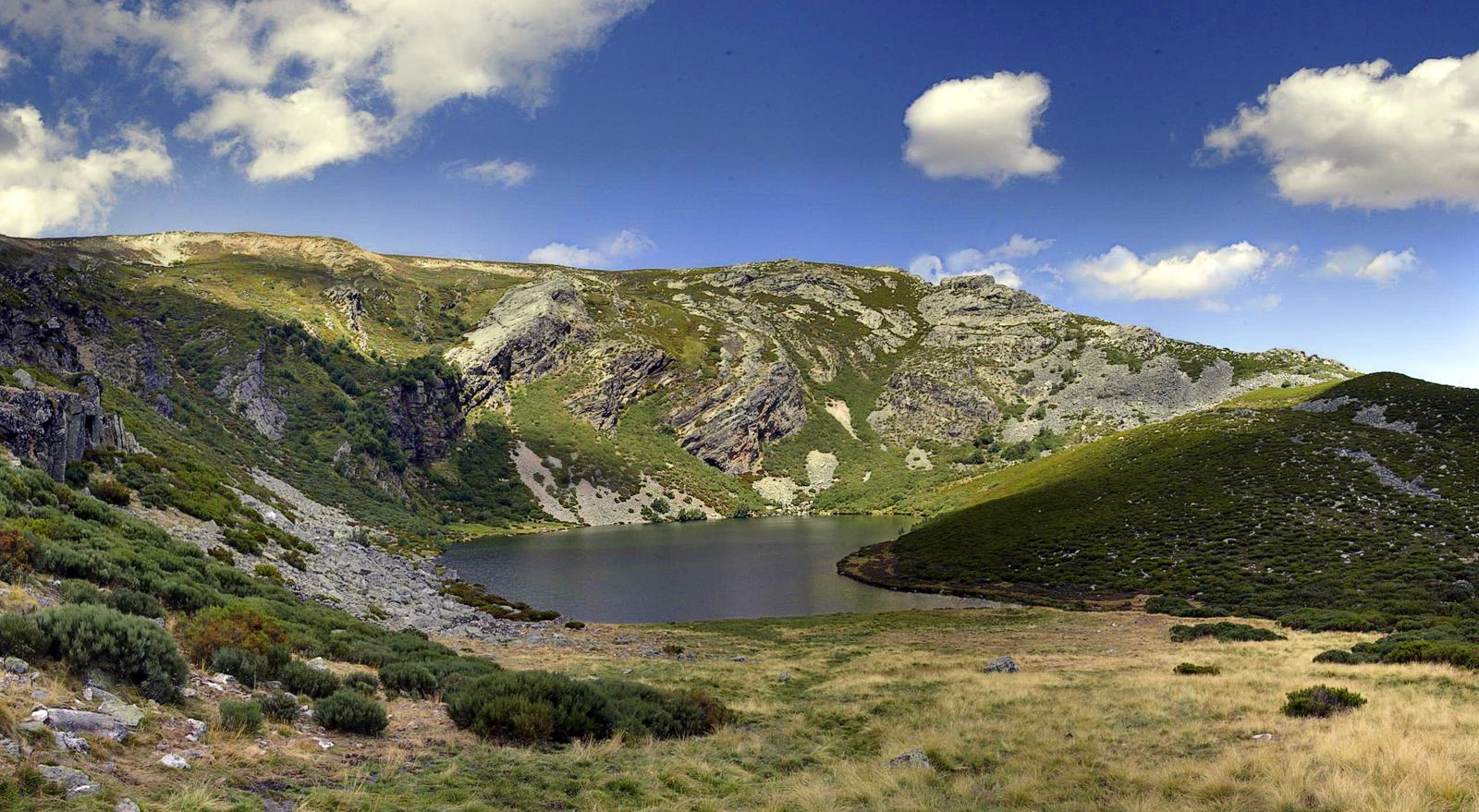 Vista panorámica del lago en verano