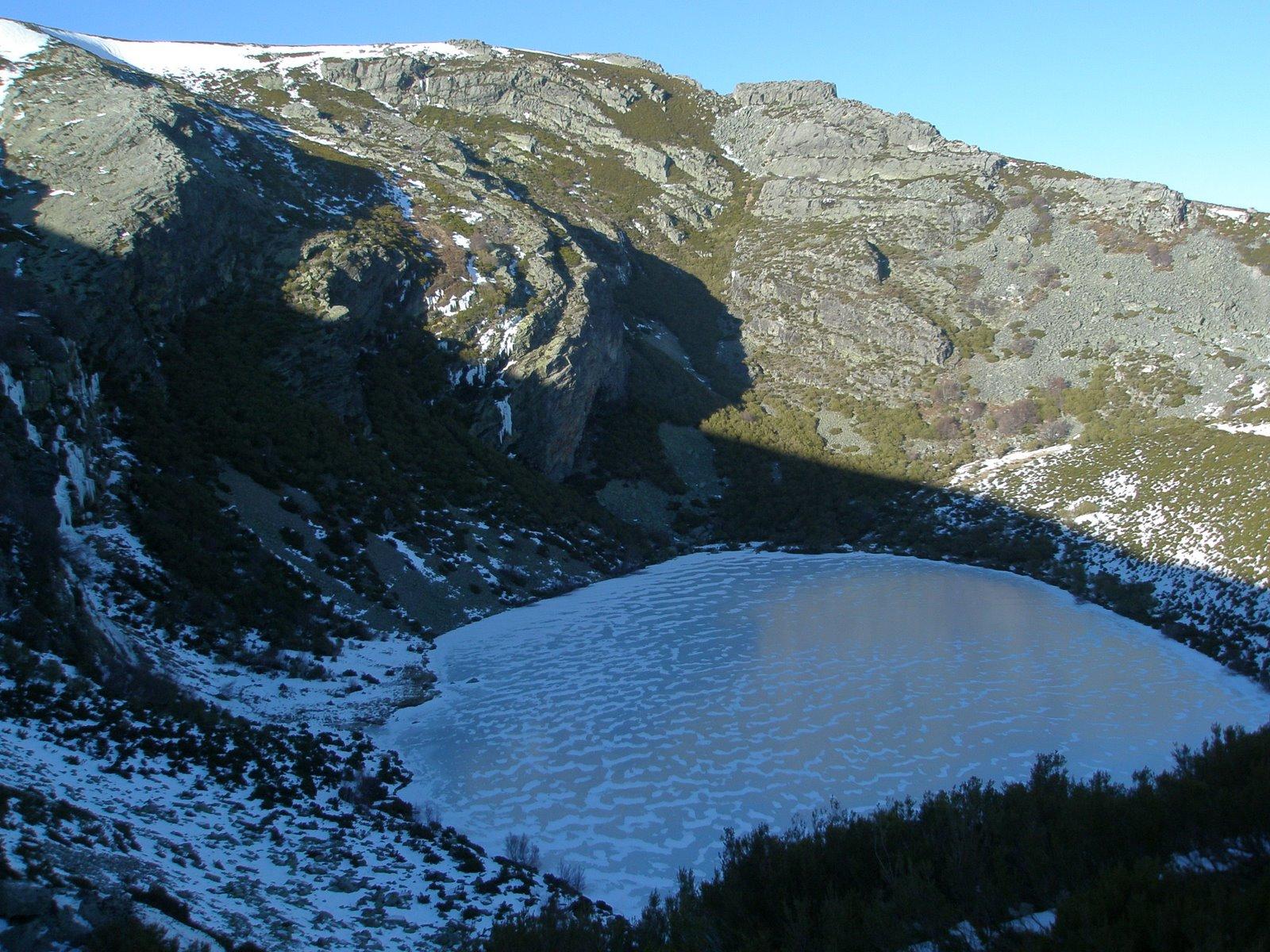 Lago helado en invierno