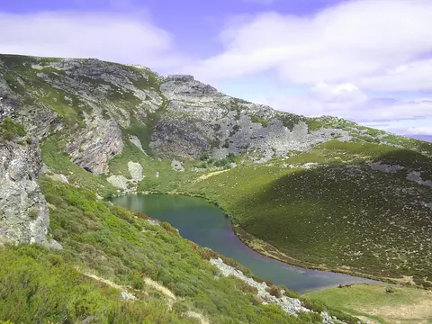Lago de Truchillas, lago glaciar de origen volcánico en la Cabrera leonesa